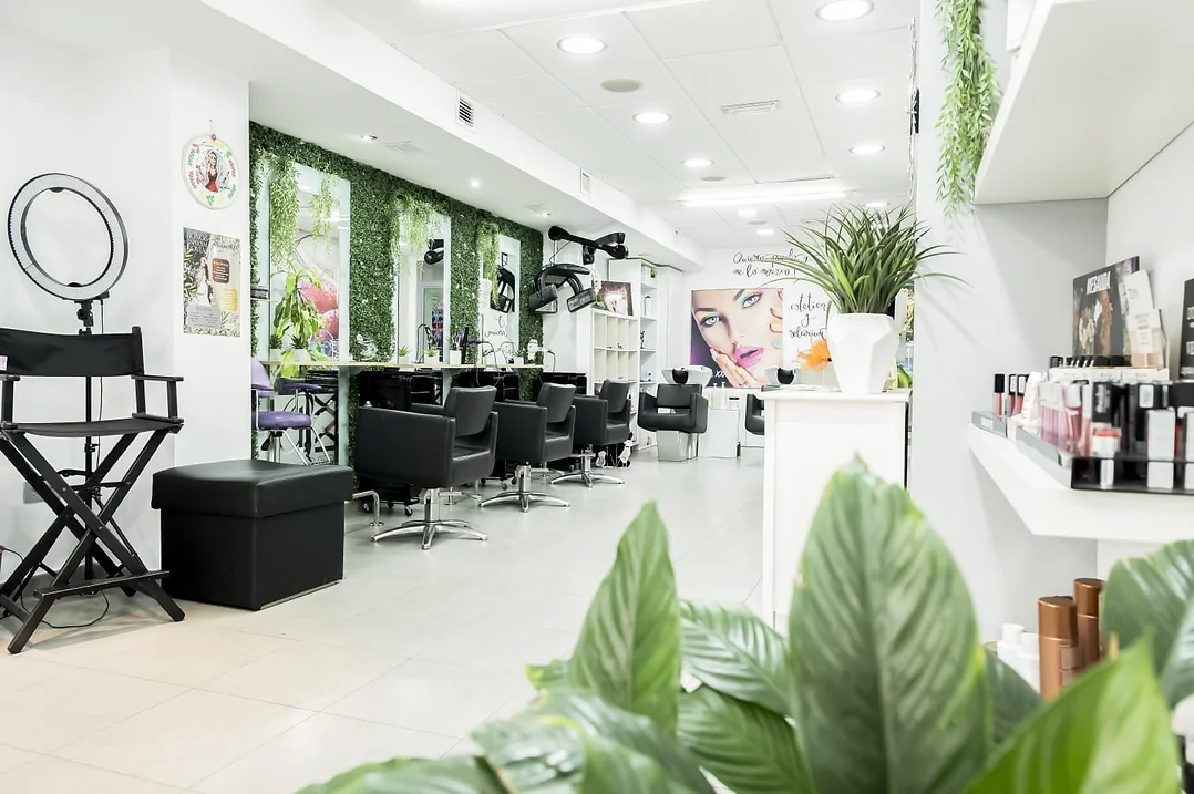 El salón con diferentes herramientas para el pelo y belleza